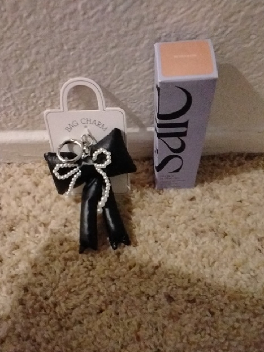 Puffy Black Bow With White Pearls Keychain And Saie Glowy Super Gel